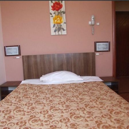 Hotel Plaisir à Ploieşti Extérieur photo