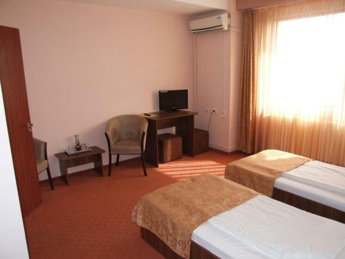 Hotel Plaisir à Ploieşti Extérieur photo